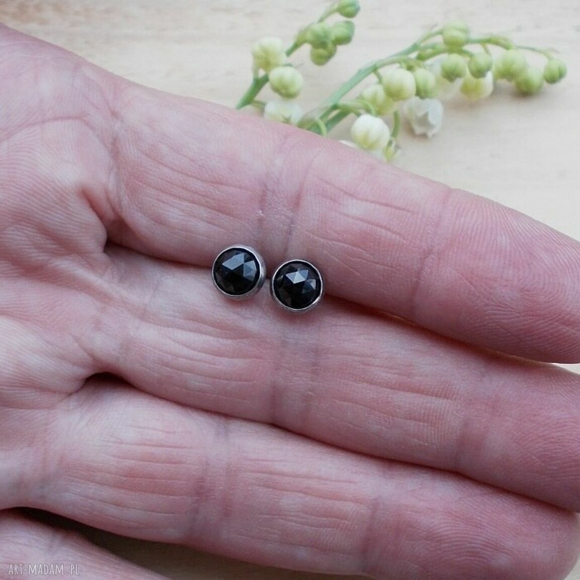 Drobinki spinelu 6mm - kolczyki