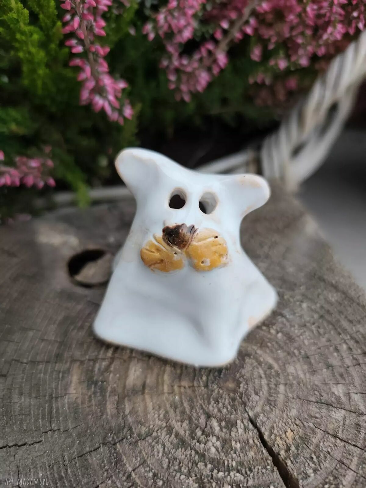 Ceramiczny piesek-duch - ręcznie robiona dekoracja na Halloween