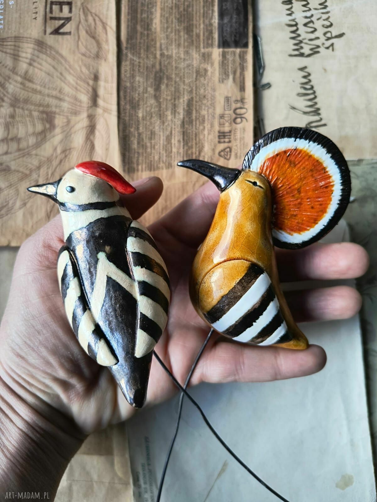 Dudek i dzięcioł na piku - ceramiczna dekoracja handmade