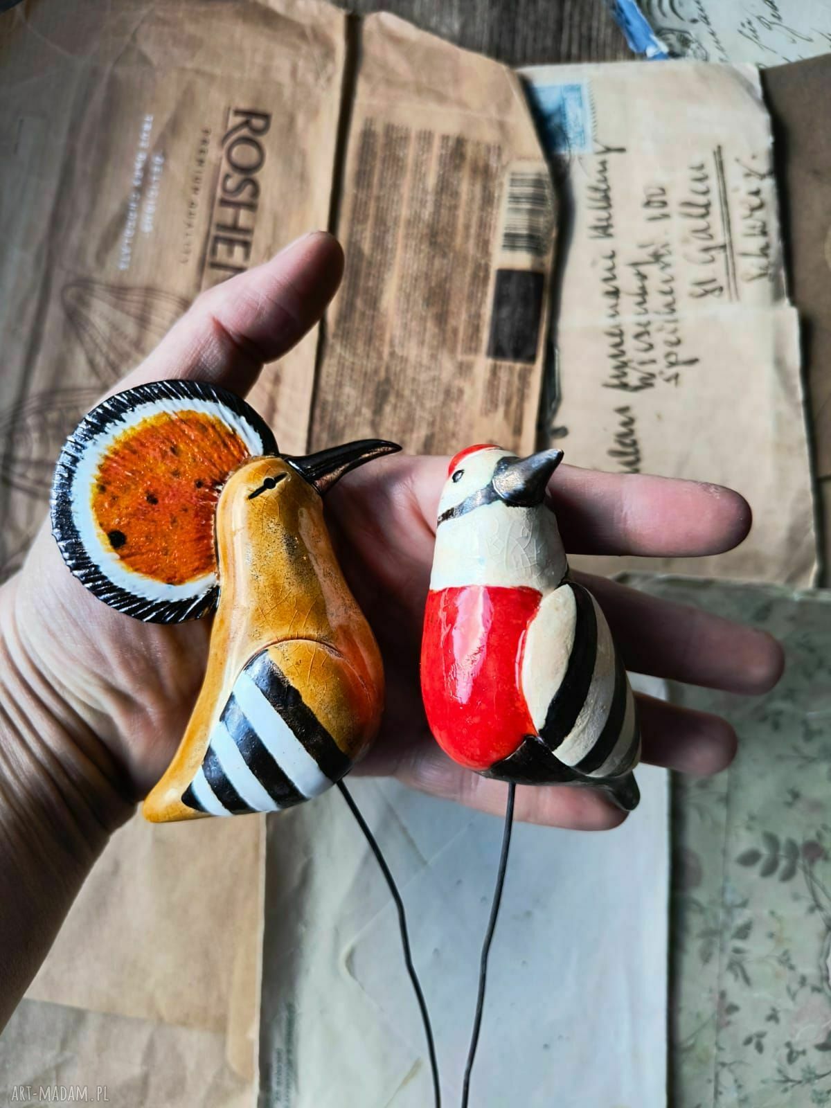 Dudek i dzięcioł na piku - ceramiczna dekoracja handmade