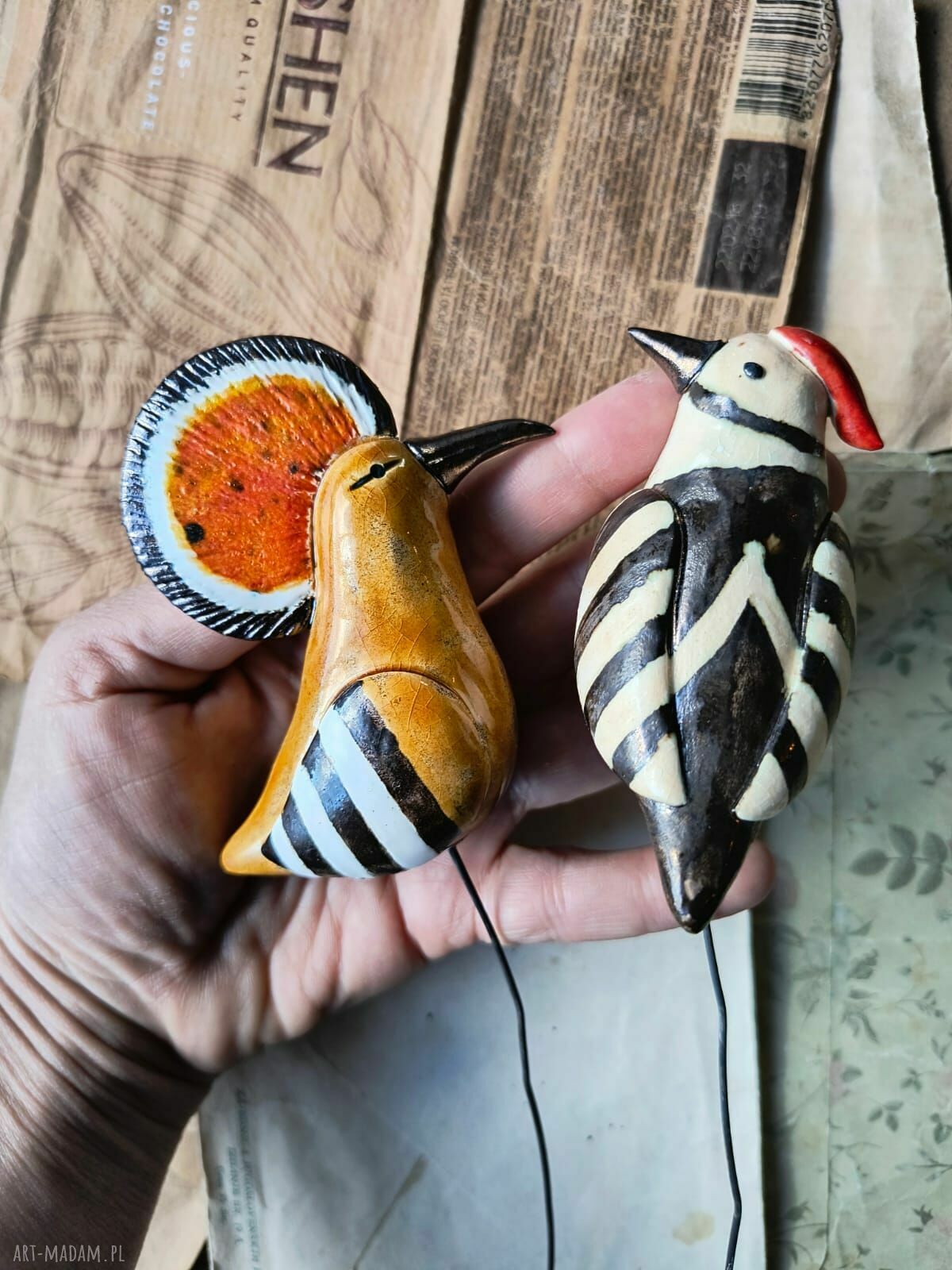 Dudek i dzięcioł na piku - ceramiczna dekoracja handmade
