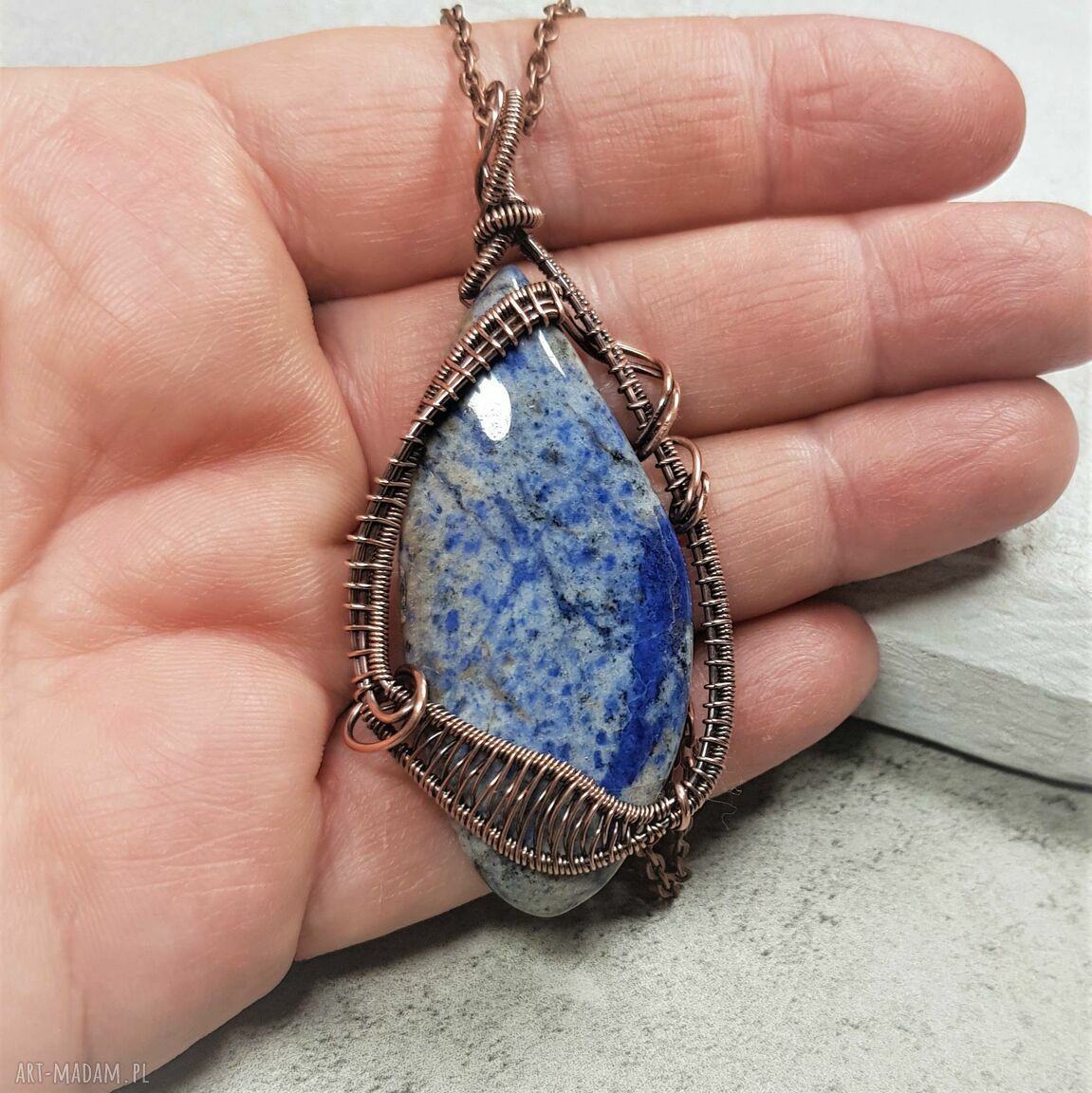Wisiorek z dumortierytem w miedzianej oprawie - ręczny wire wrapping