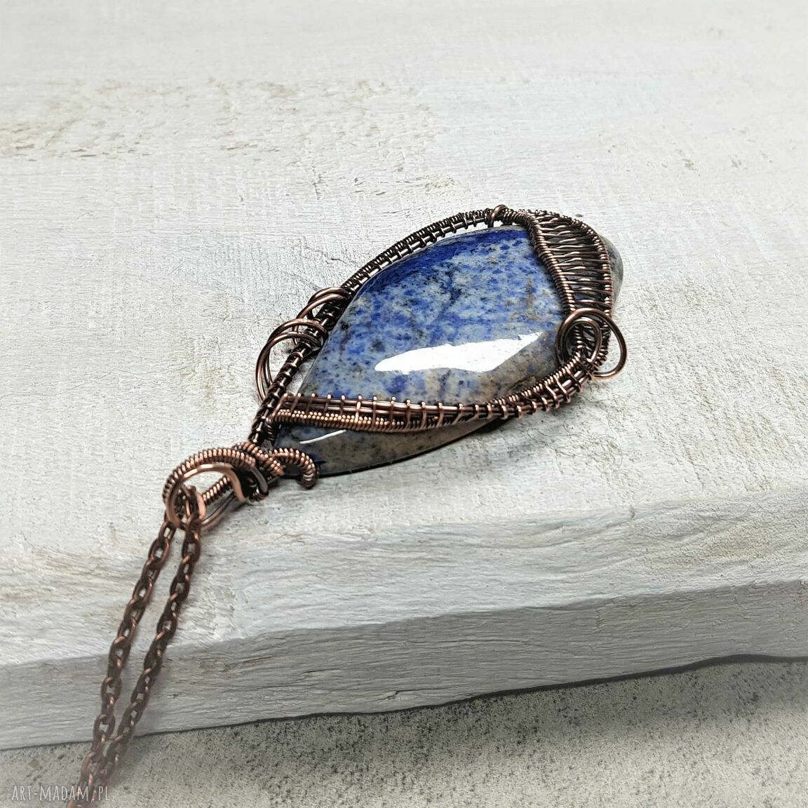 Wisiorek z dumortierytem w miedzianej oprawie - ręczny wire wrapping