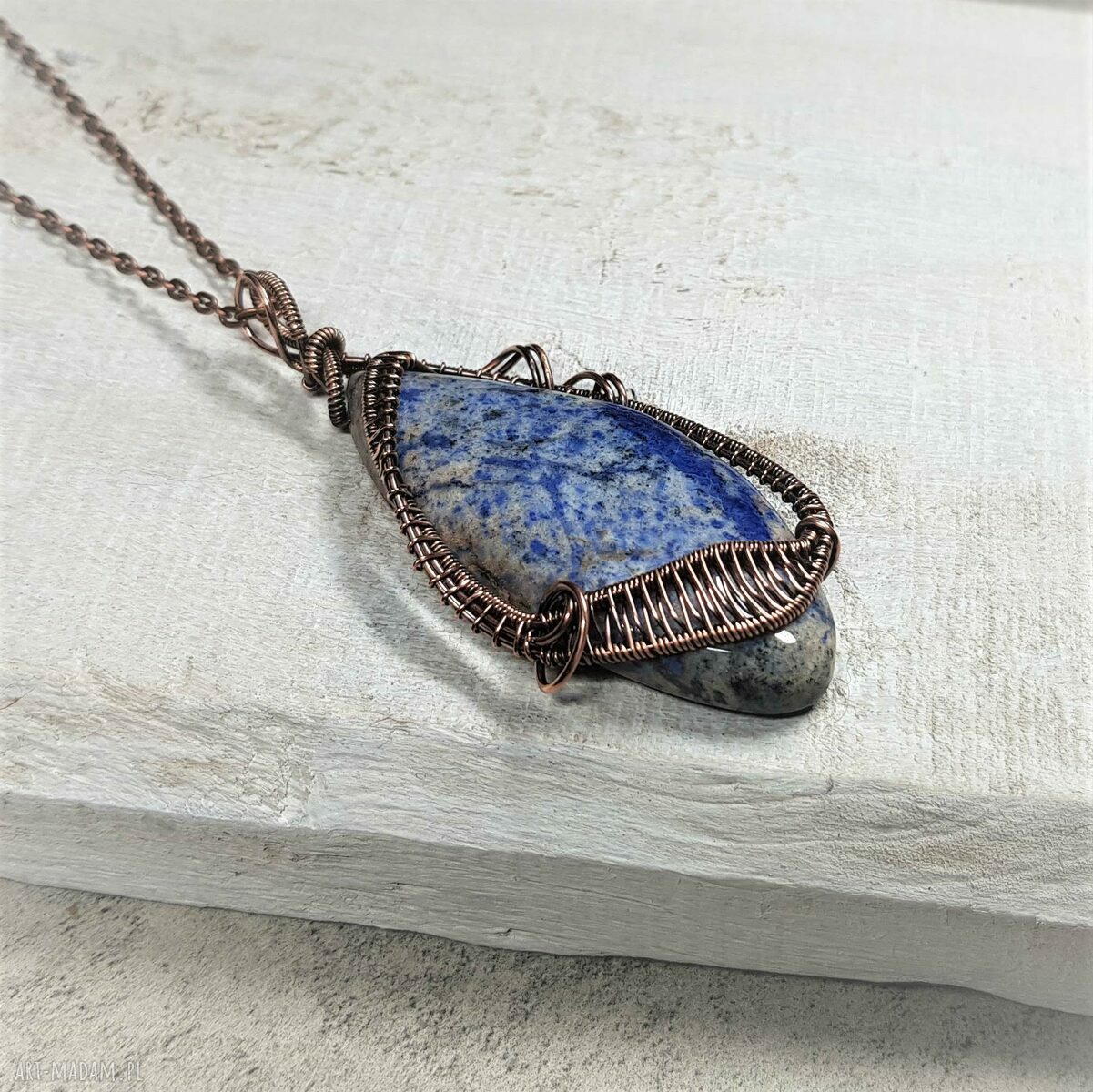 Wisiorek z dumortierytem w miedzianej oprawie - ręczny wire wrapping