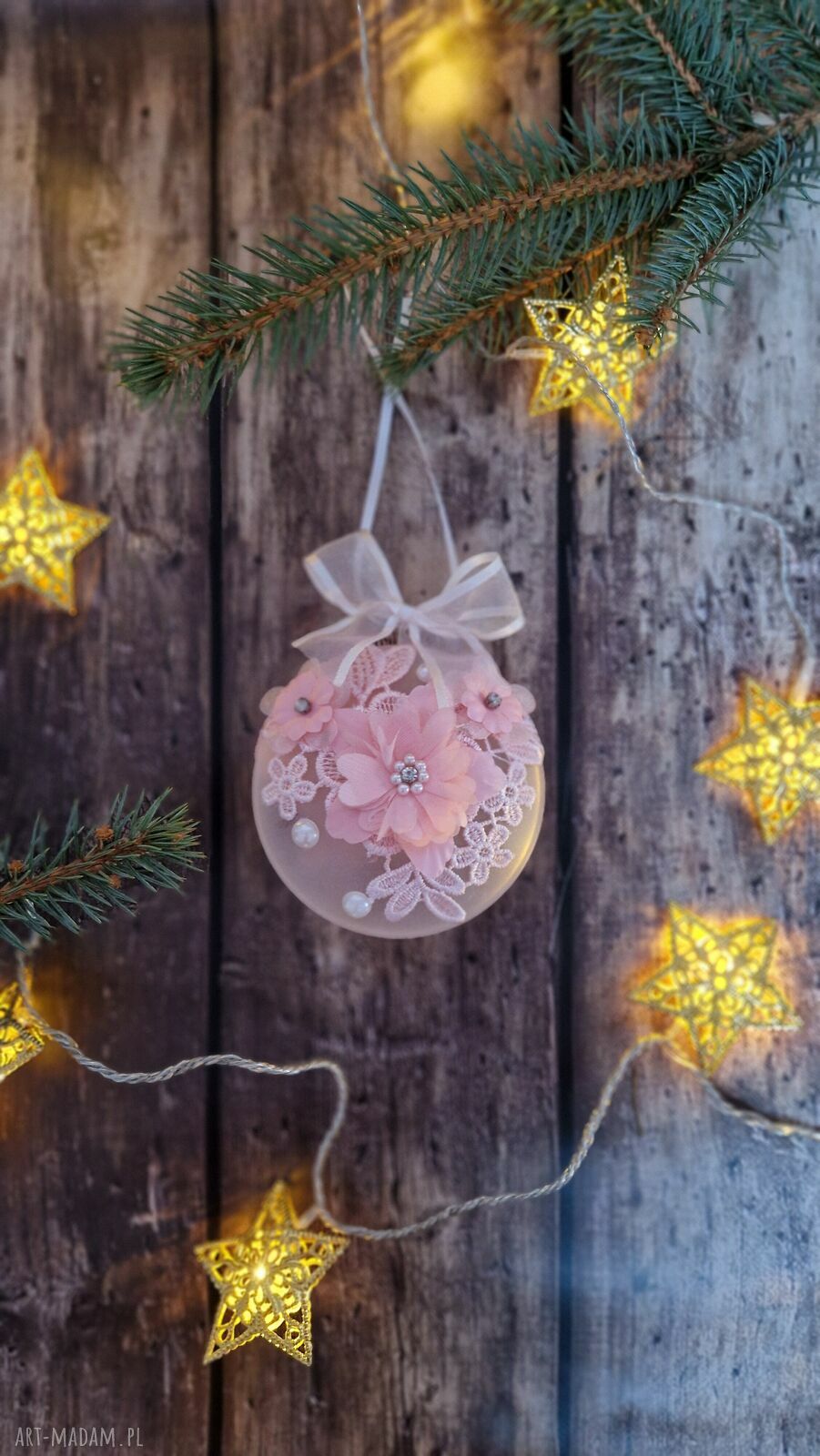 Duża akrylowa bombka z różową koronką gipiurą - medalion shabby chic