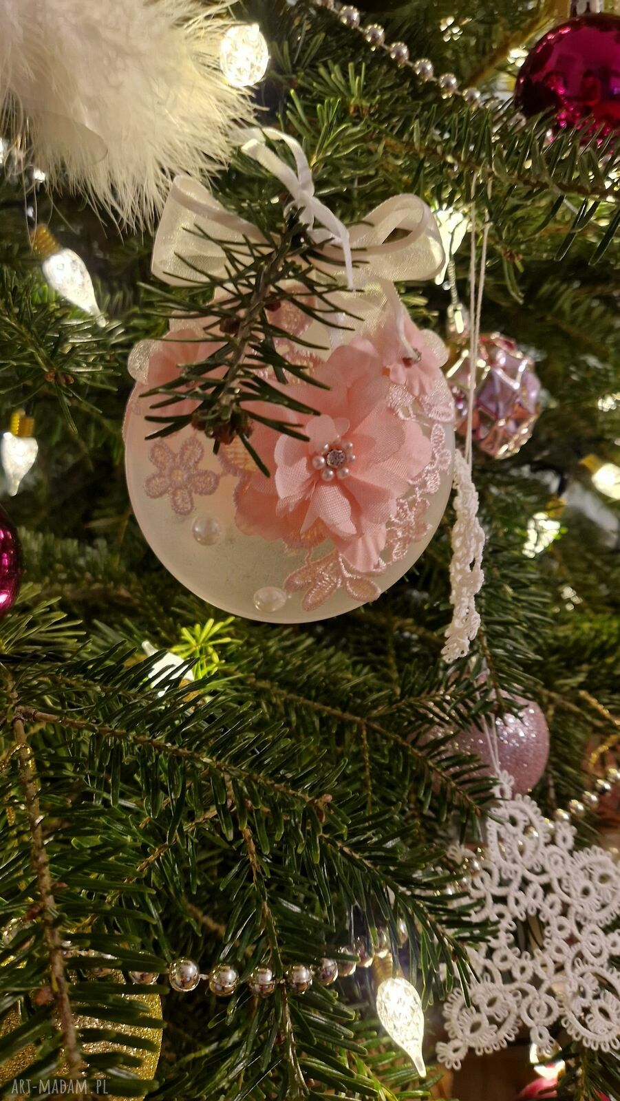 Duża akrylowa bombka z różową koronką gipiurą - medalion shabby chic