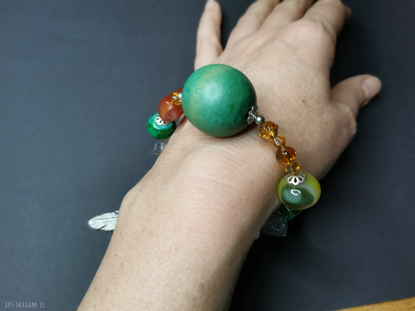 Duża kolorowa bransoletka z drewnianą kulą - styl boho i etno, rozmiar uniwersalny