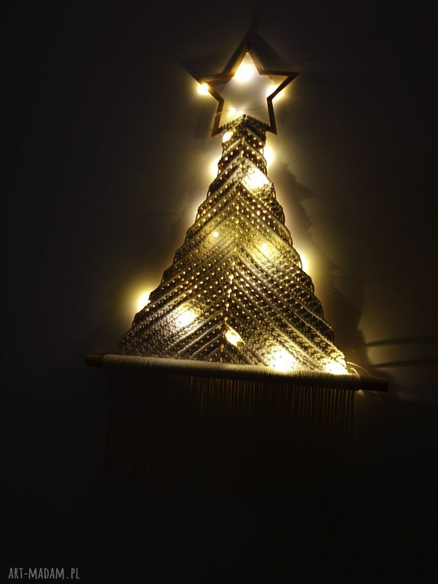 Duża choinka na ścianę z makramy - lampki LED 85x55 cm