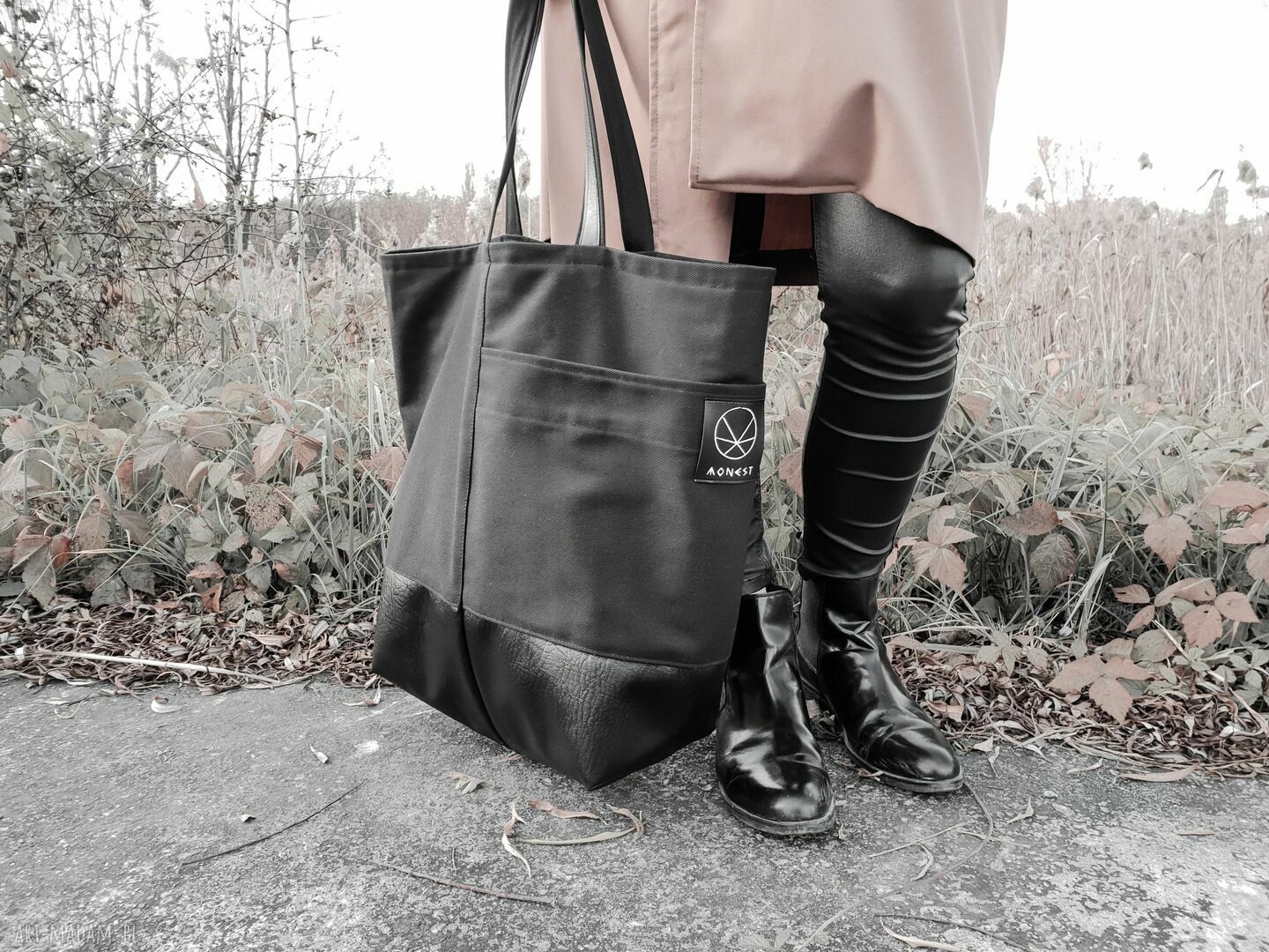 Duża czarna torba shopper na zamek na ramię