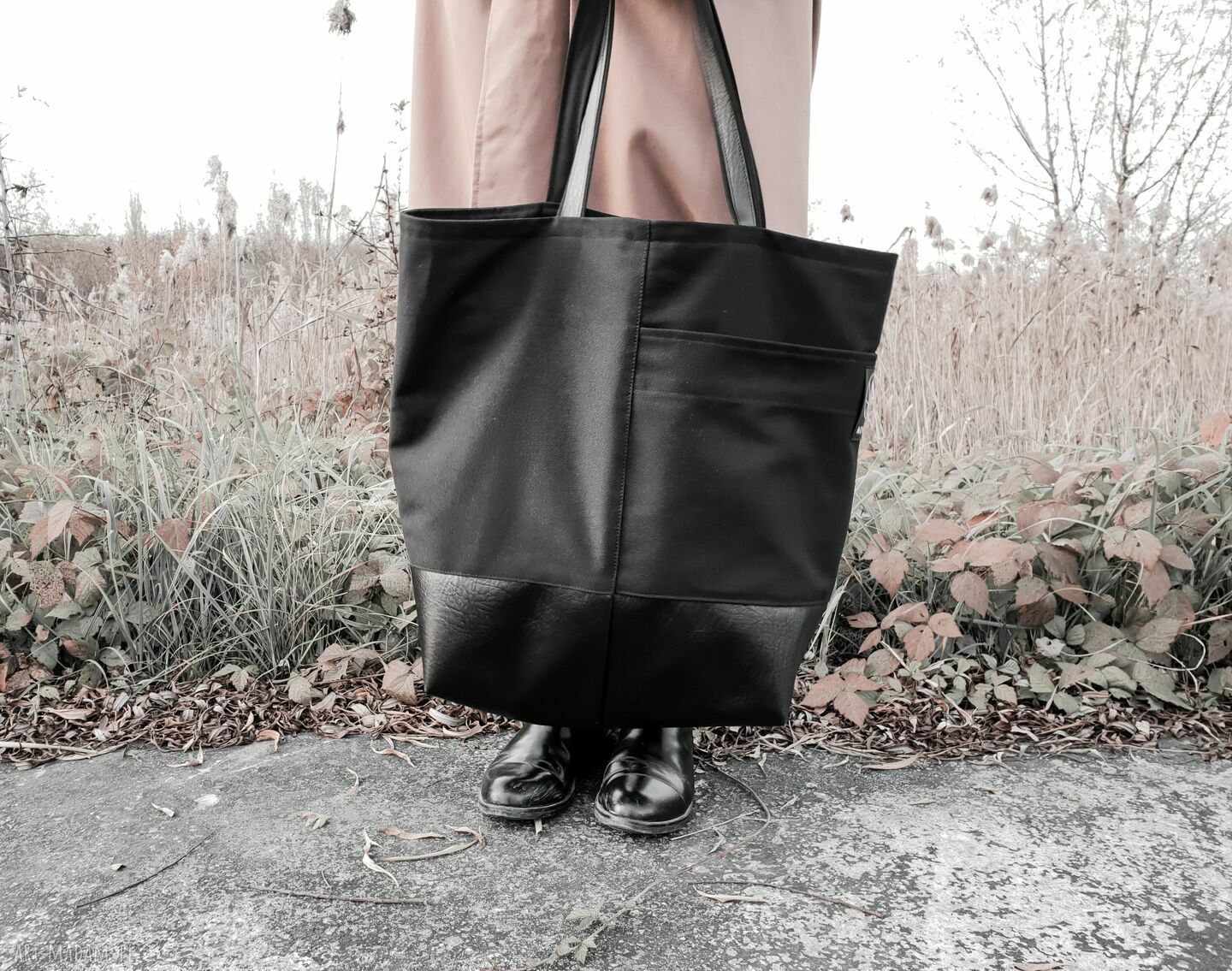Duża czarna torba shopper na zamek na ramię
