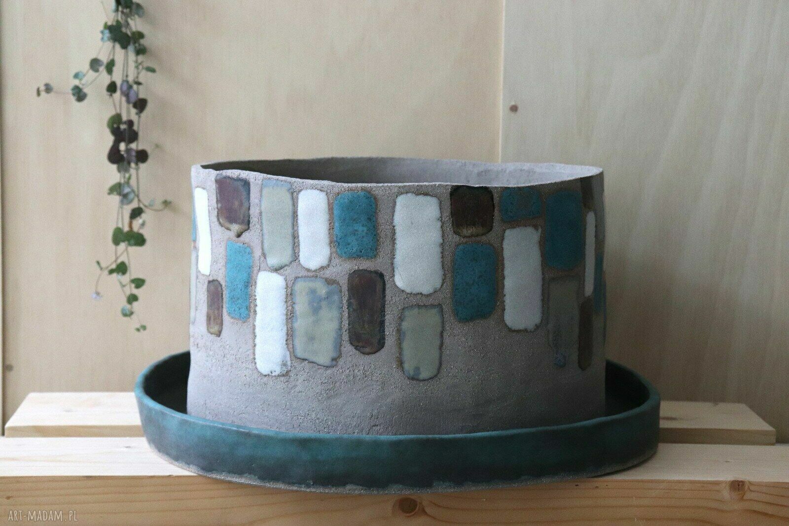 Duża donica ceramiczna handmade - szara glina z niebieską podstawką