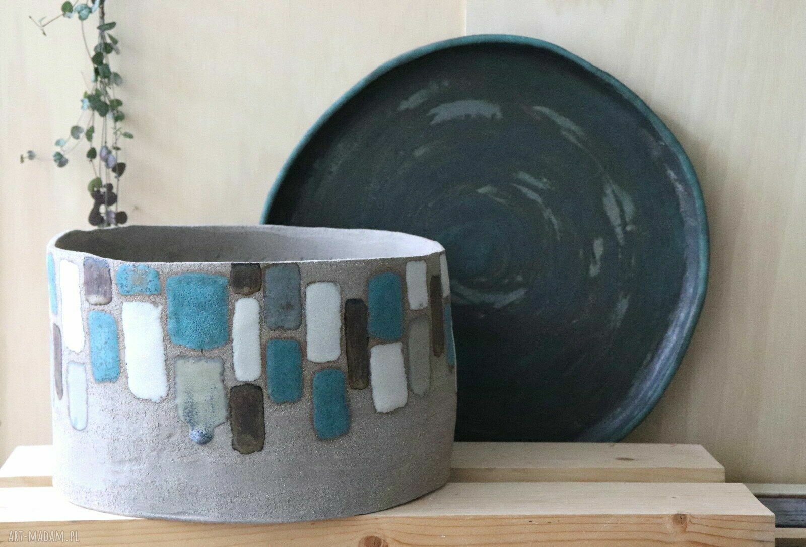 Duża donica ceramiczna handmade - szara glina z niebieską podstawką