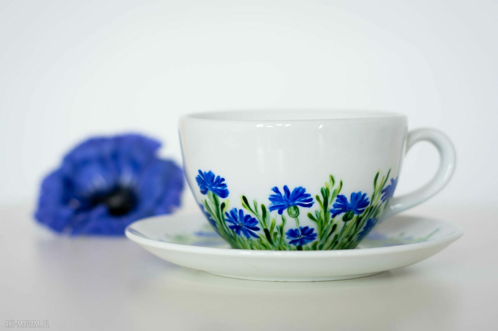 Duża filiżanka ze spodkiem malowana chabry - porcelana 280 ml