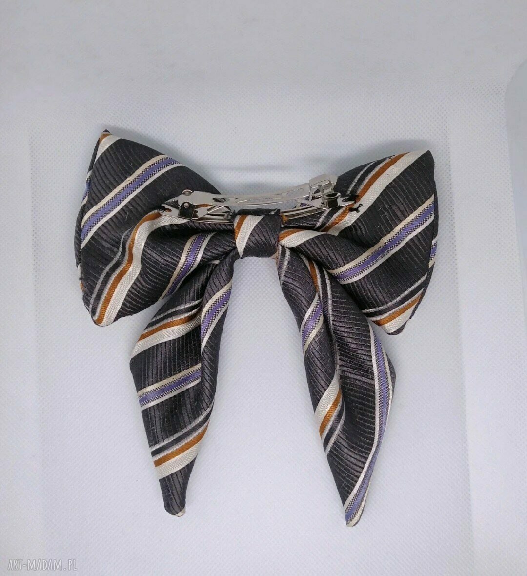 Duża jedwabna kokarda - elegancka spinka do stylizacji