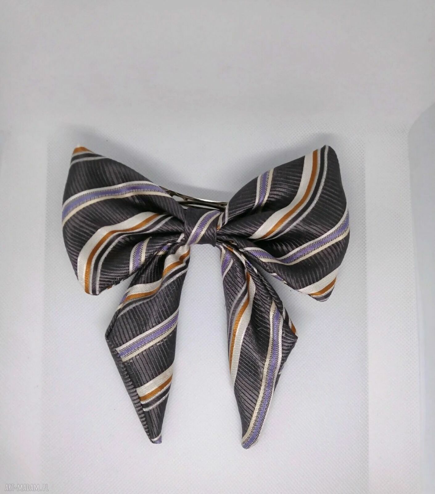 Duża jedwabna kokarda - elegancka spinka do stylizacji