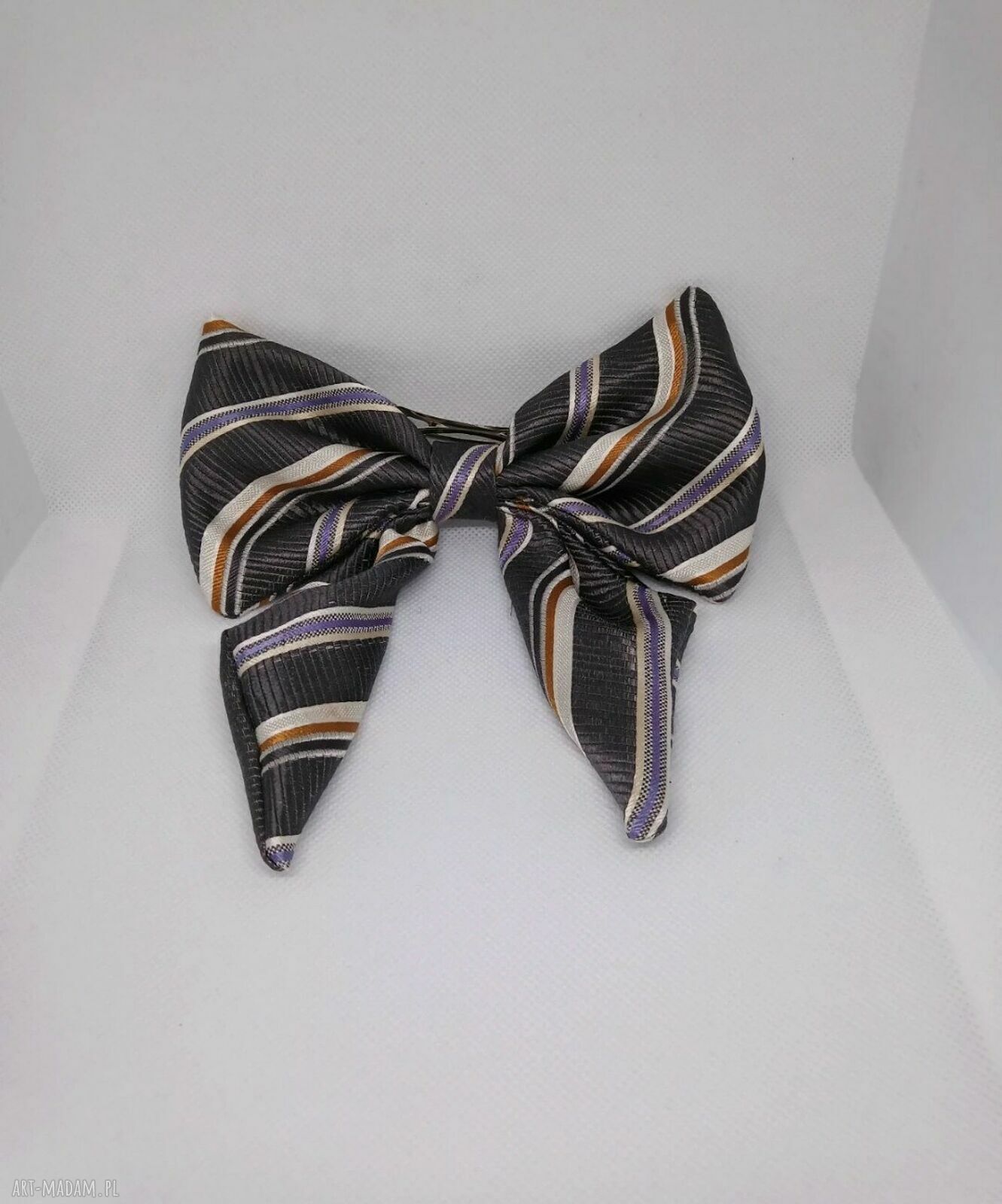 Duża jedwabna kokarda - elegancka spinka do stylizacji