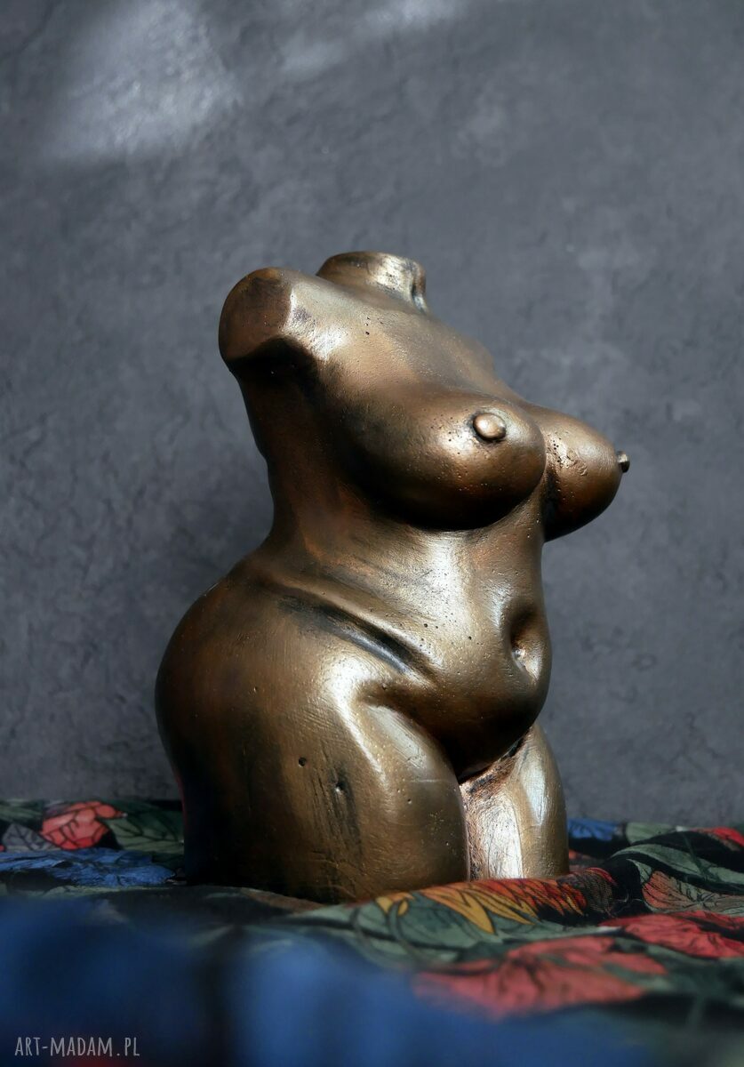 Duża kobieta w metalicznym złocie królewskim, 14 cm - rzeźba z gipsu