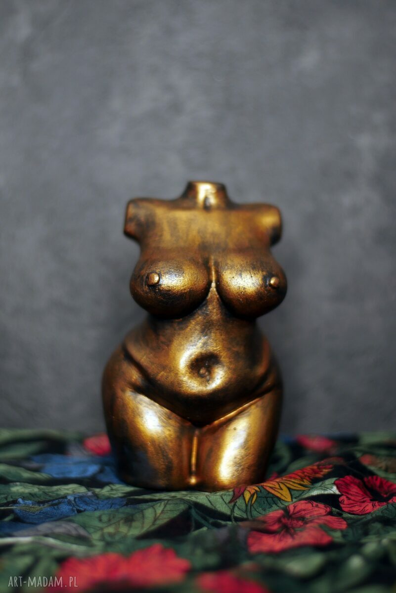 Duża figurka kobiety w metalicznym złocie i ognistych barwach - rzeźba 14 cm