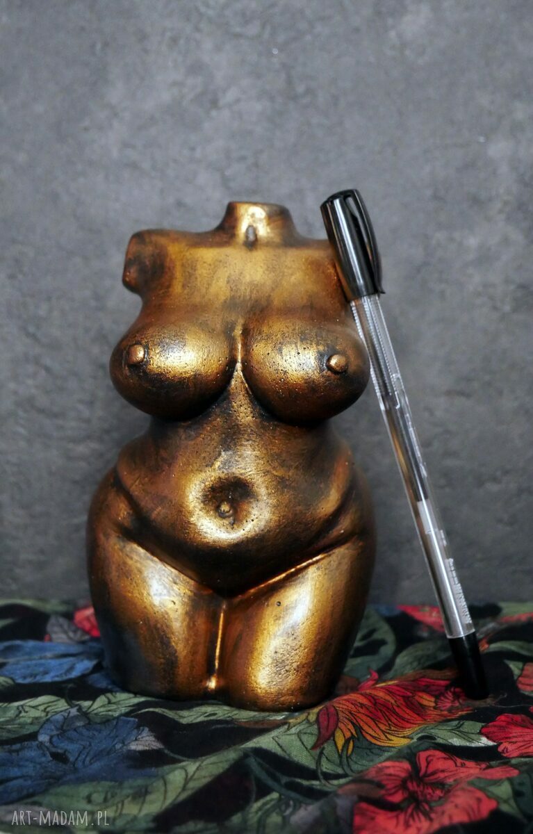 Duża figurka kobiety w metalicznym złocie i ognistych barwach - rzeźba 14 cm