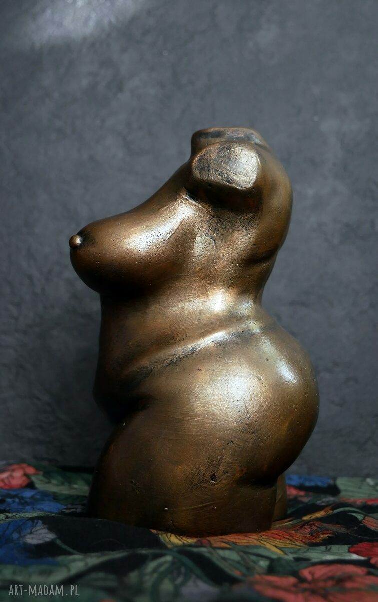 Duża kobieta w metalicznym złocie królewskim, 14 cm - rzeźba z gipsu