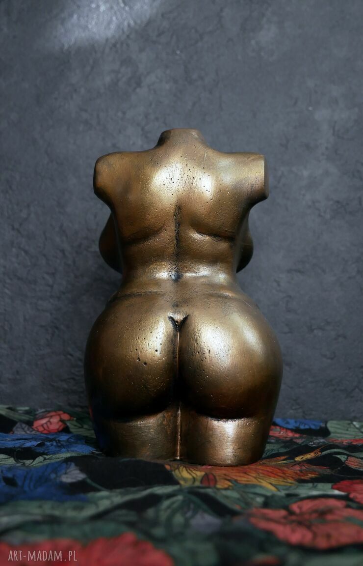 Duża kobieta w metalicznym złocie królewskim, 14 cm - rzeźba z gipsu