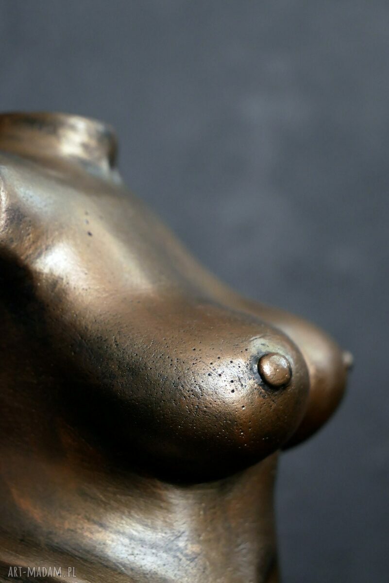 Duża kobieta w metalicznym złocie królewskim, 14 cm - rzeźba z gipsu