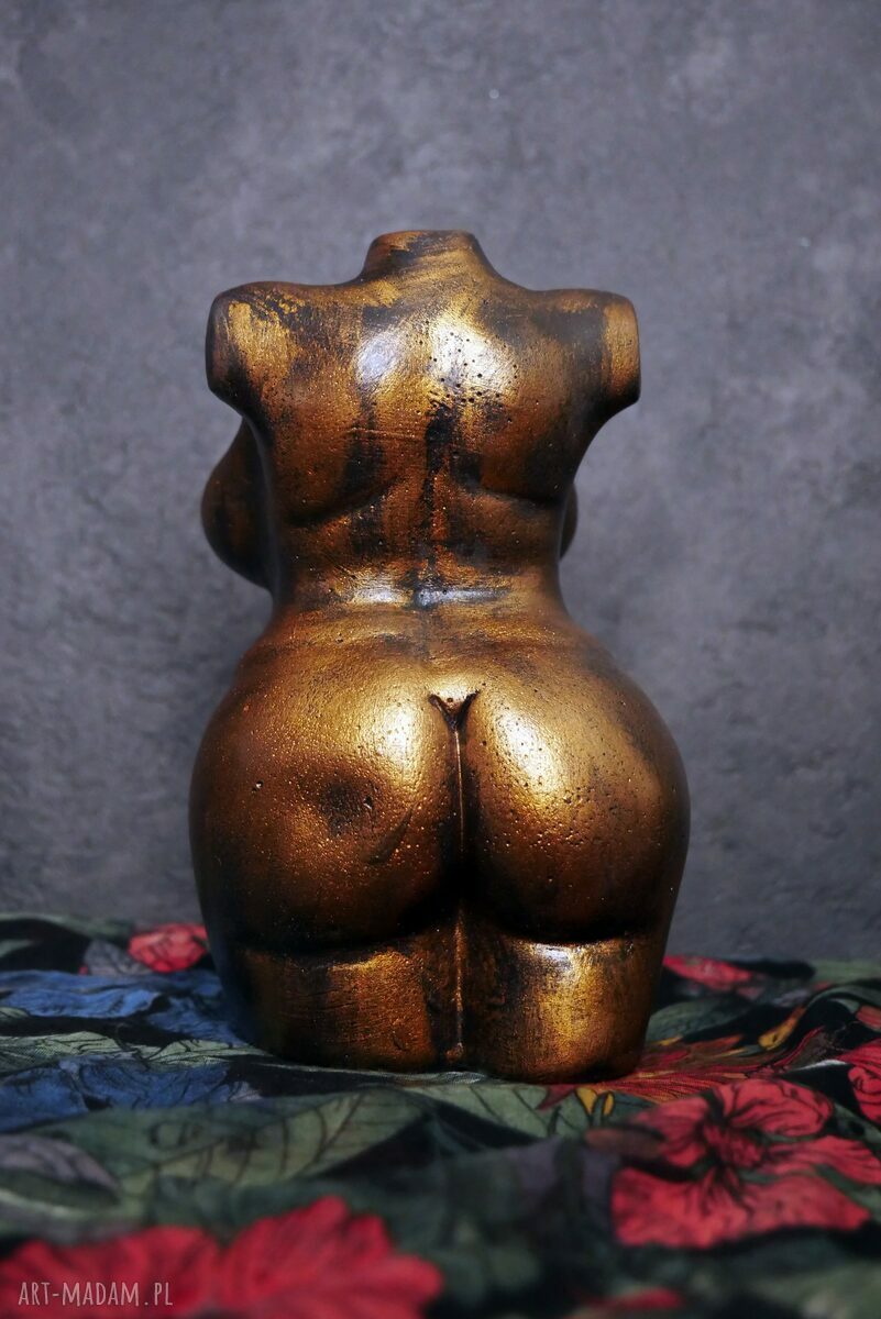 Duża figurka kobiety w metalicznym złocie i ognistych barwach - rzeźba 14 cm