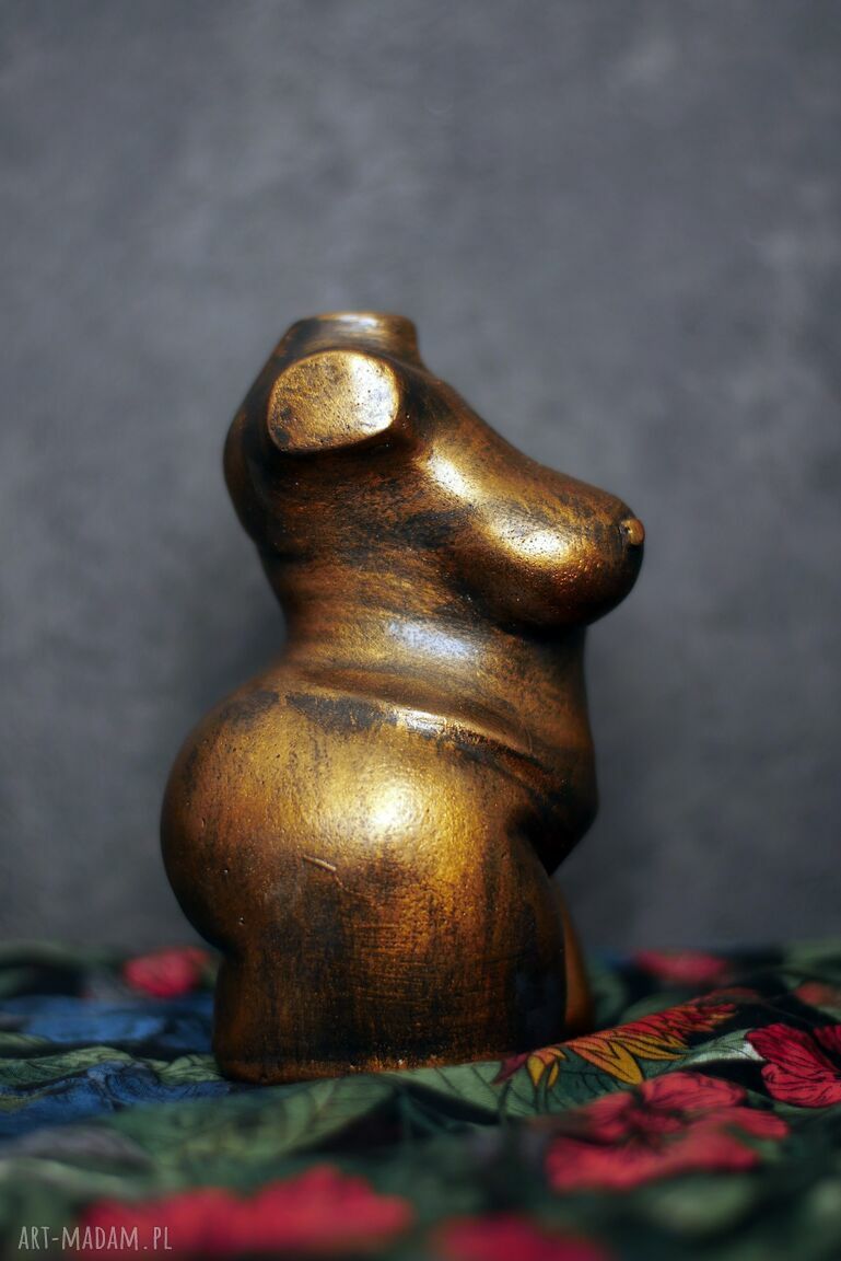 Duża figurka kobiety w metalicznym złocie i ognistych barwach - rzeźba 14 cm