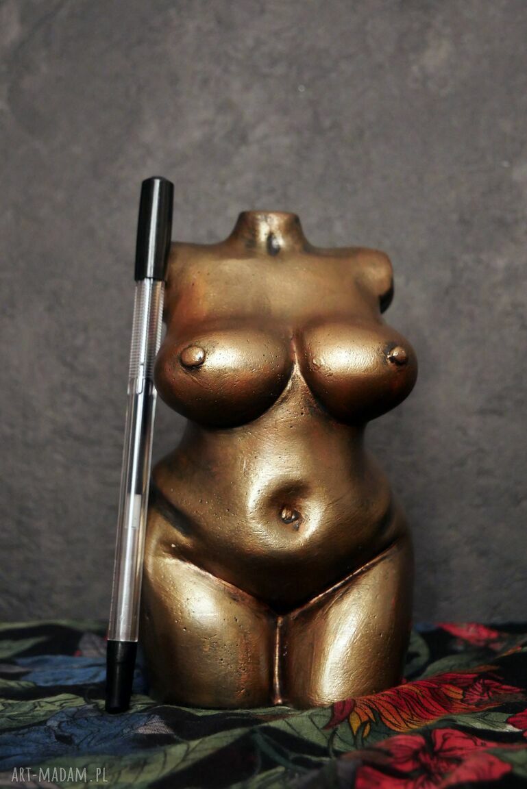 Duża kobieta w metalicznym złocie królewskim, 14 cm - rzeźba z gipsu