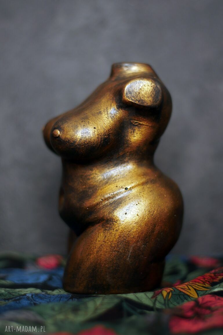 Duża figurka kobiety w metalicznym złocie i ognistych barwach - rzeźba 14 cm