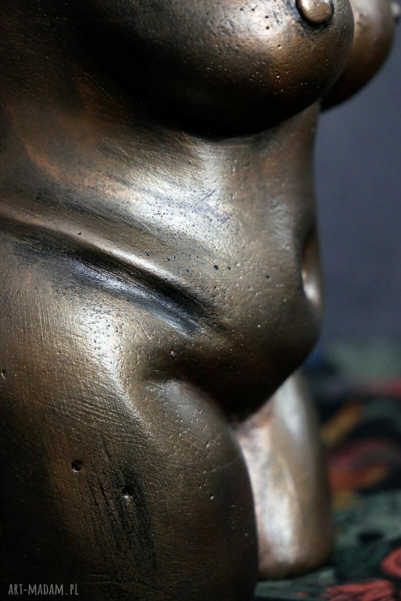 Duża kobieta w metalicznym złocie królewskim, 14 cm - rzeźba z gipsu
