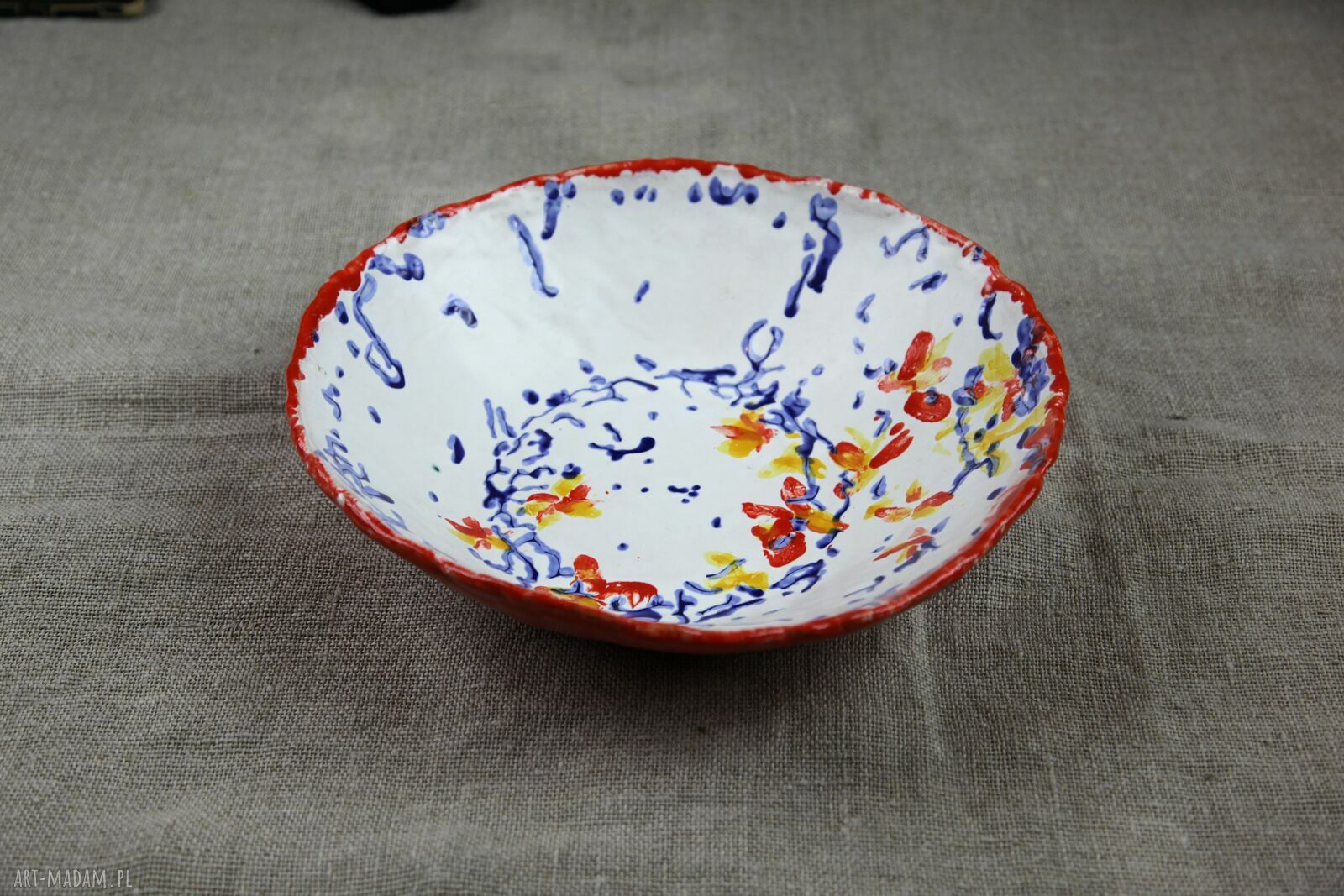 Duża misa ceramiczna biało-czerwona z żółtymi i granatowymi elementami