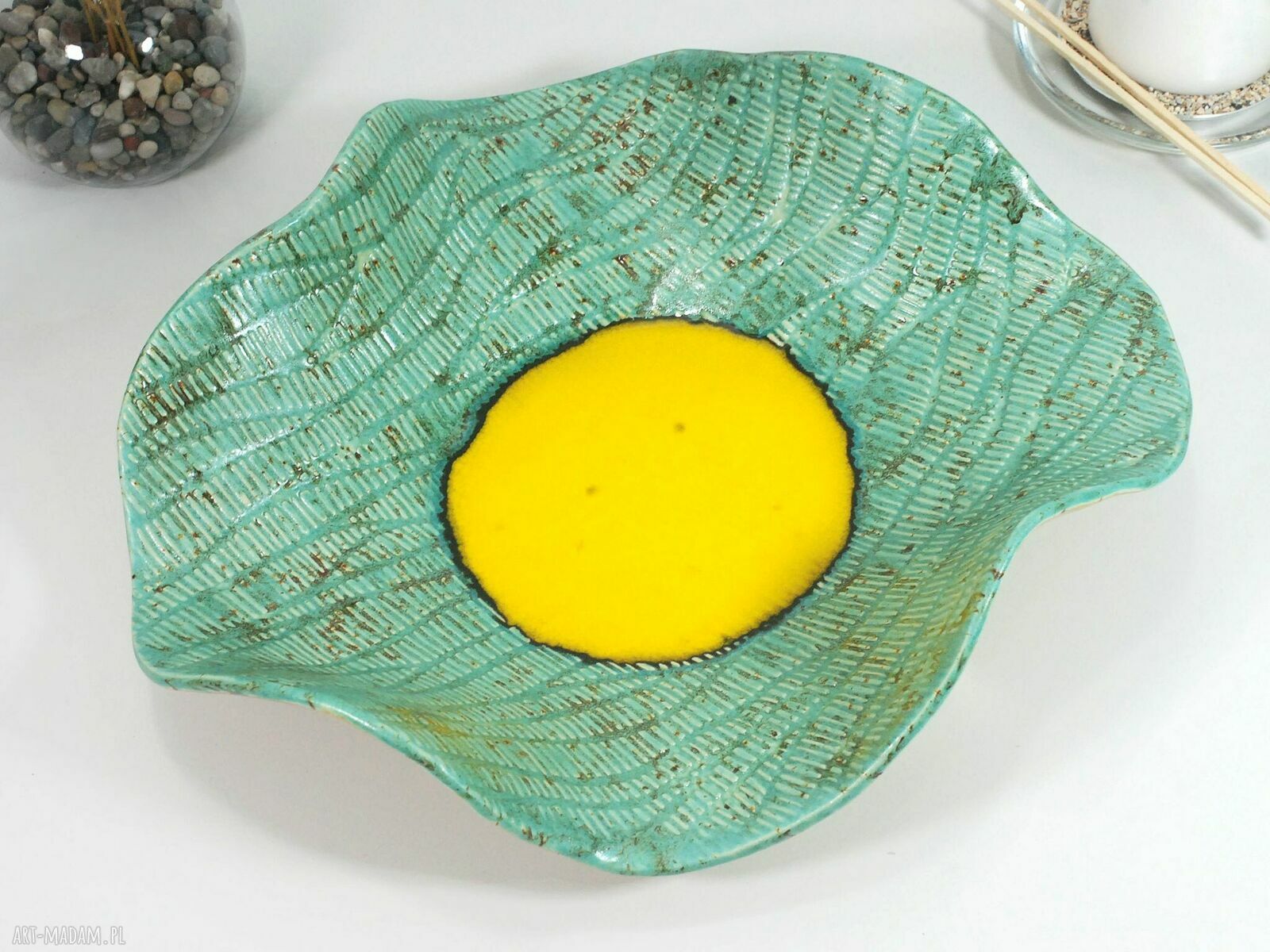 Duża turkusowa misa ceramiczna na owoce, sałatki i przekąski