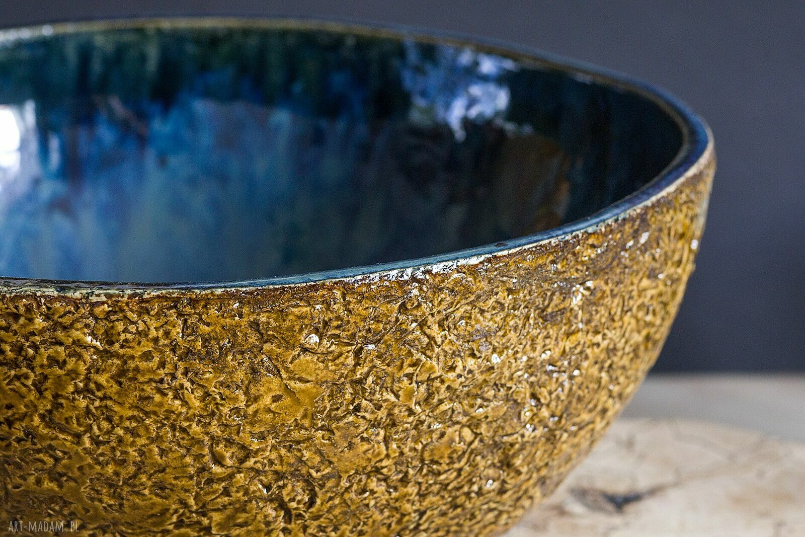 Duża ręcznie lepiona misa ceramiczna z fakturą
