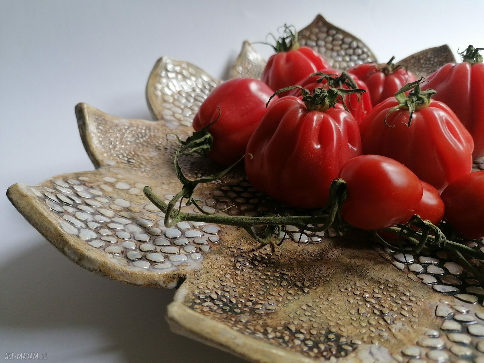 Duża patera ceramiczna "Kwiatostan" - kwiatowy kształt i perłowo-biała glazura