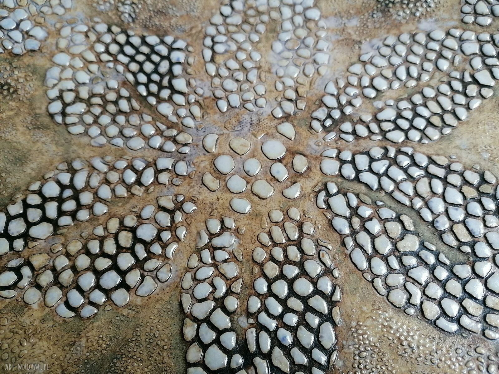 Duża patera ceramiczna "Kwiatostan" - kwiatowy kształt i perłowo-biała glazura