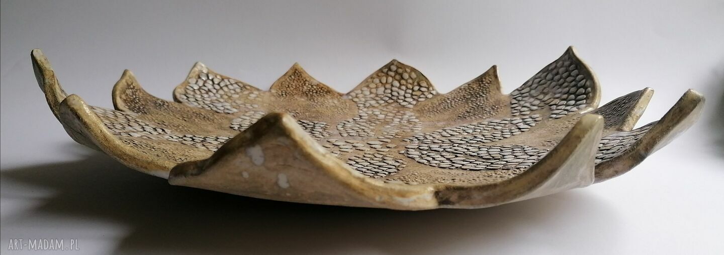 Duża patera ceramiczna "Kwiatostan" - kwiatowy kształt i perłowo-biała glazura