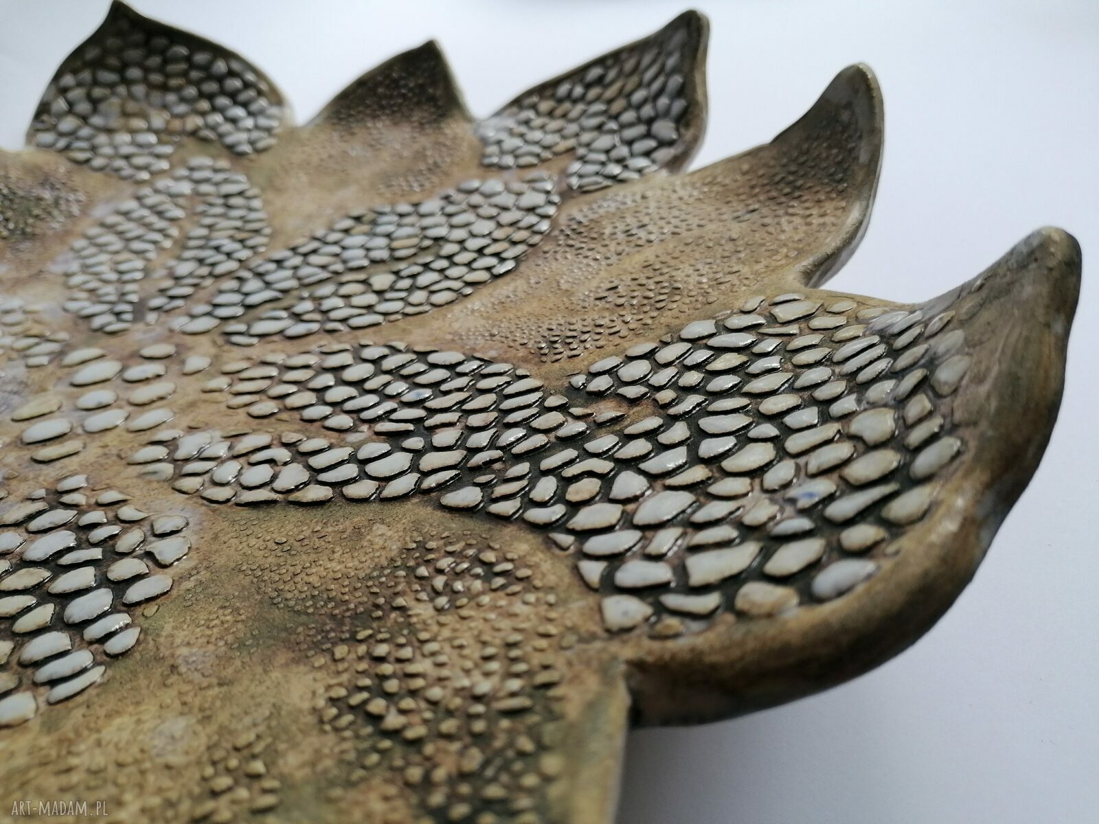 Duża patera ceramiczna "Kwiatostan" - kwiatowy kształt i perłowo-biała glazura