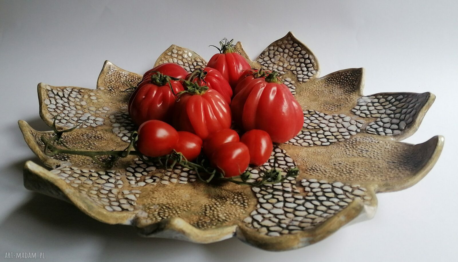 Duża patera ceramiczna "Kwiatostan" - kwiatowy kształt i perłowo-biała glazura