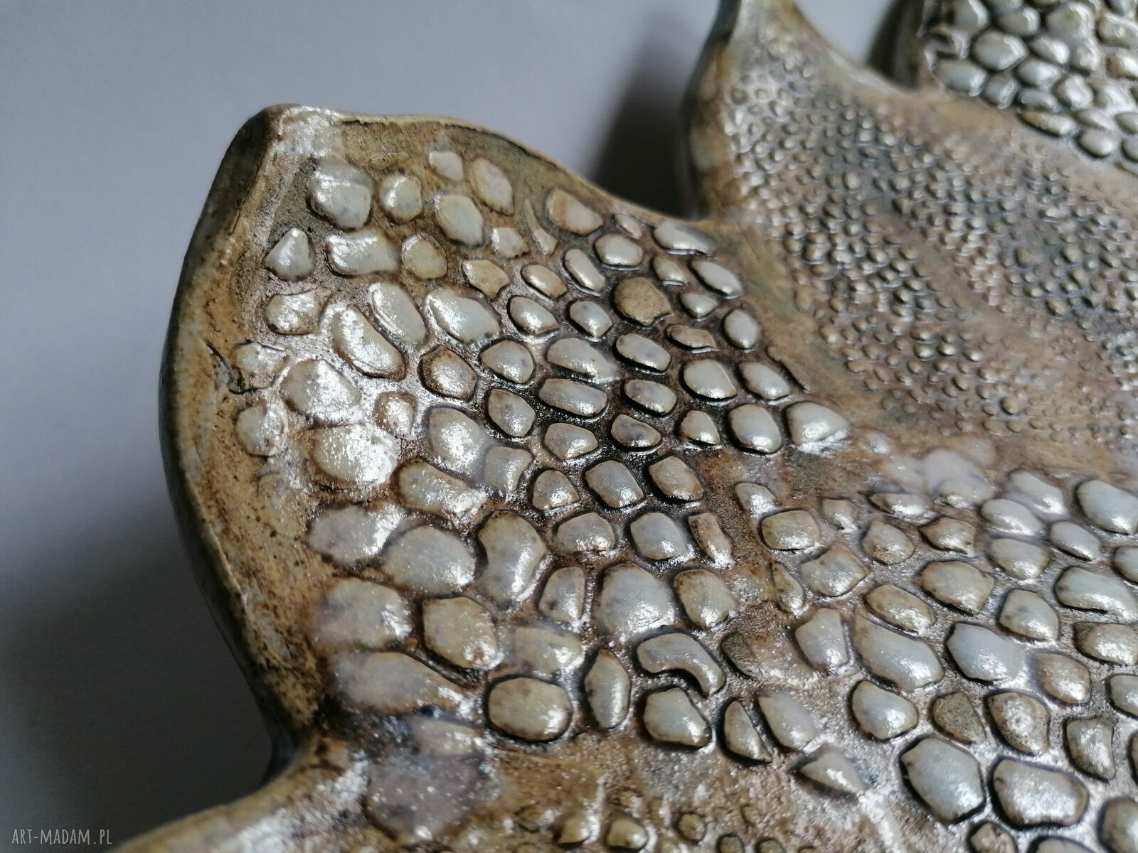 Duża patera ceramiczna "Kwiatostan" - kwiatowy kształt i perłowo-biała glazura