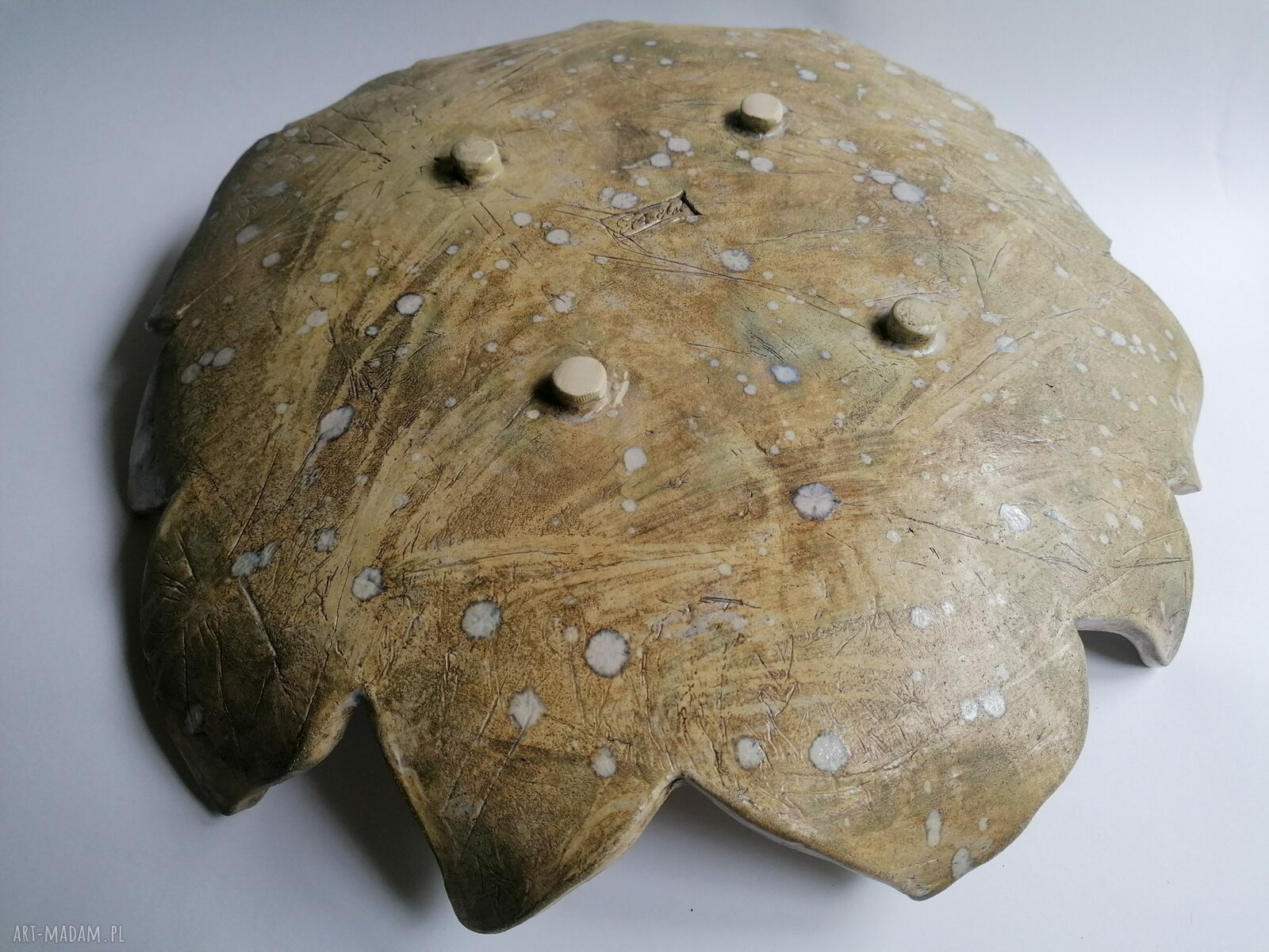 Duża patera ceramiczna "Kwiatostan" - kwiatowy kształt i perłowo-biała glazura