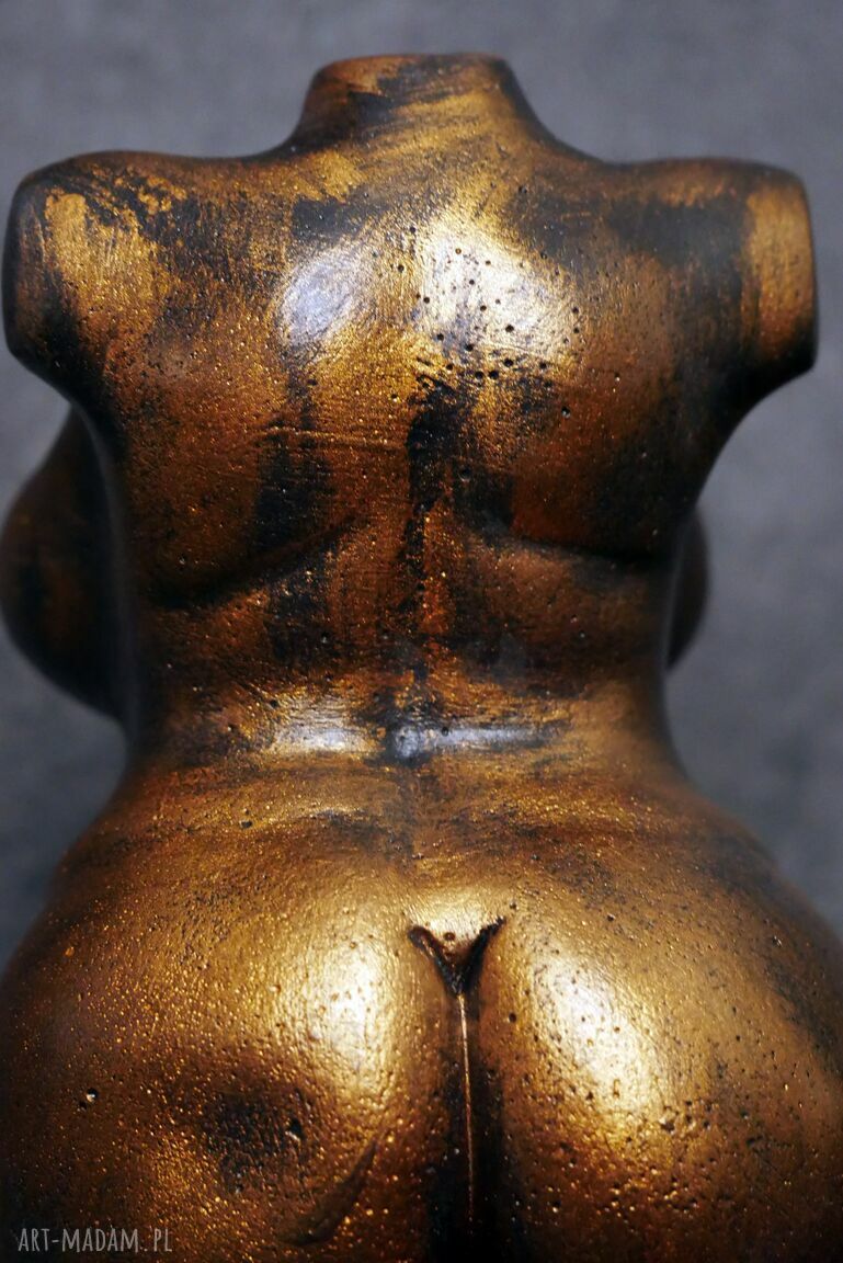 Duża figurka kobiety w metalicznym złocie i ognistych barwach - rzeźba 14 cm