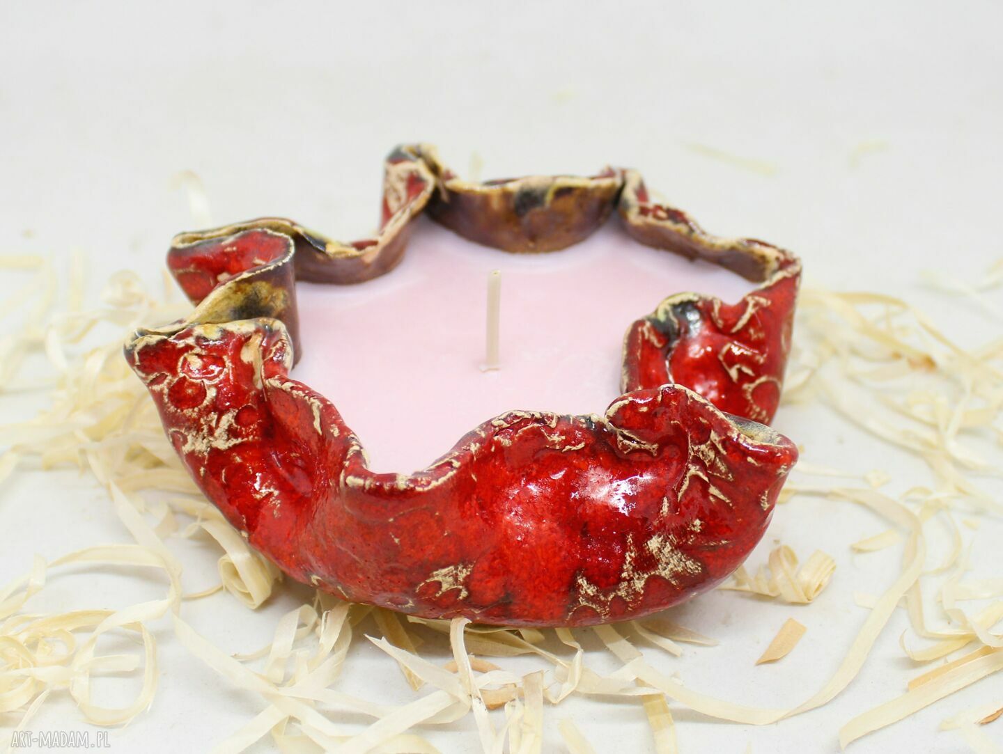 Duża świeca sojowa zapachowa w ceramice handmade - czerwony akcent