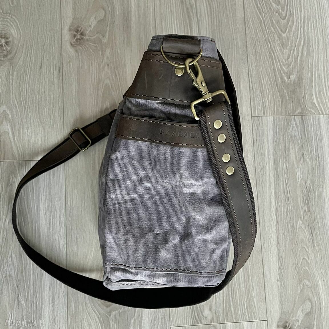 teczki: Duża teczka ze skóry i bawełny woskowanej popielata. Ręcznie zrobione