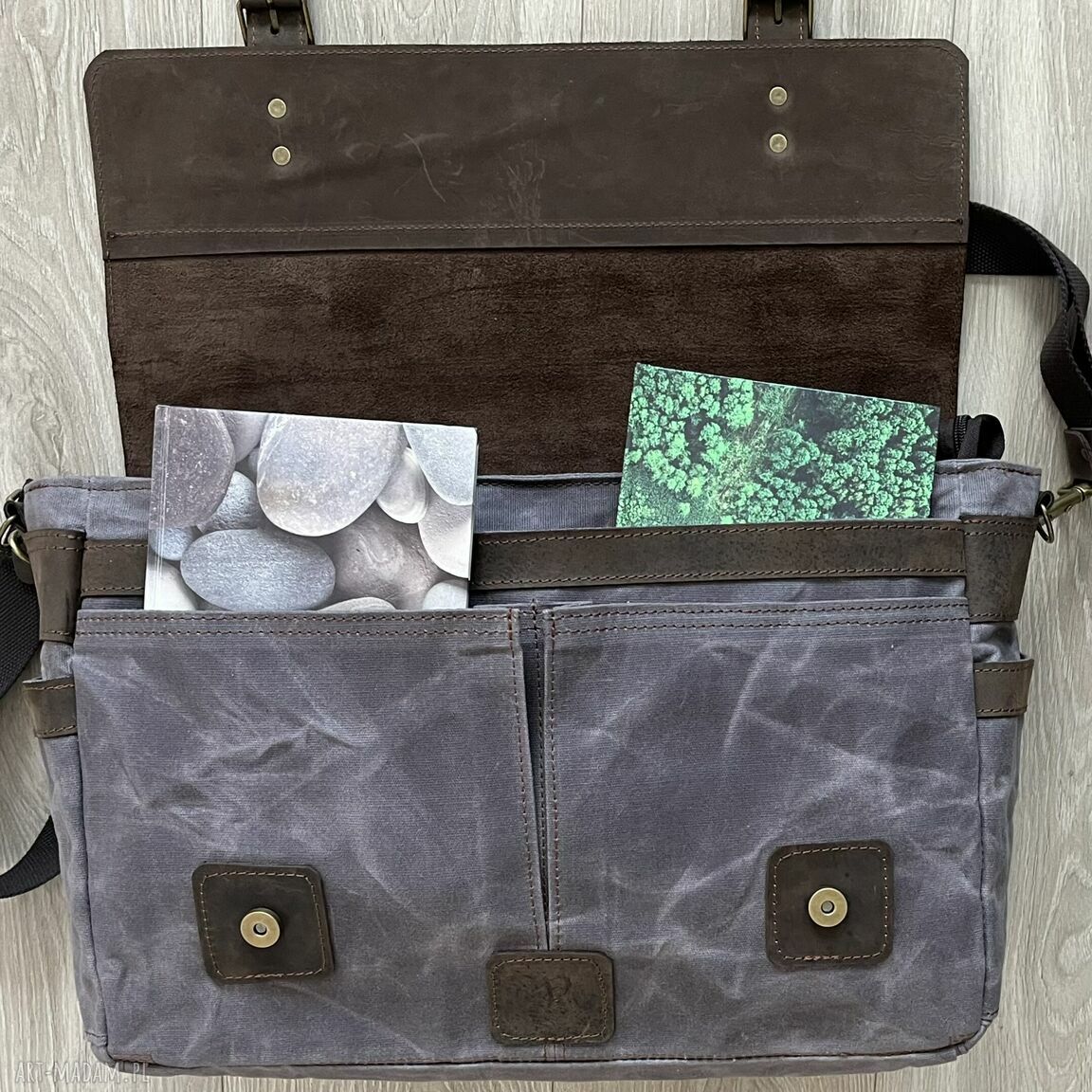 teczki: Duża teczka ze skóry i bawełny woskowanej popielata. Ręcznie zrobione