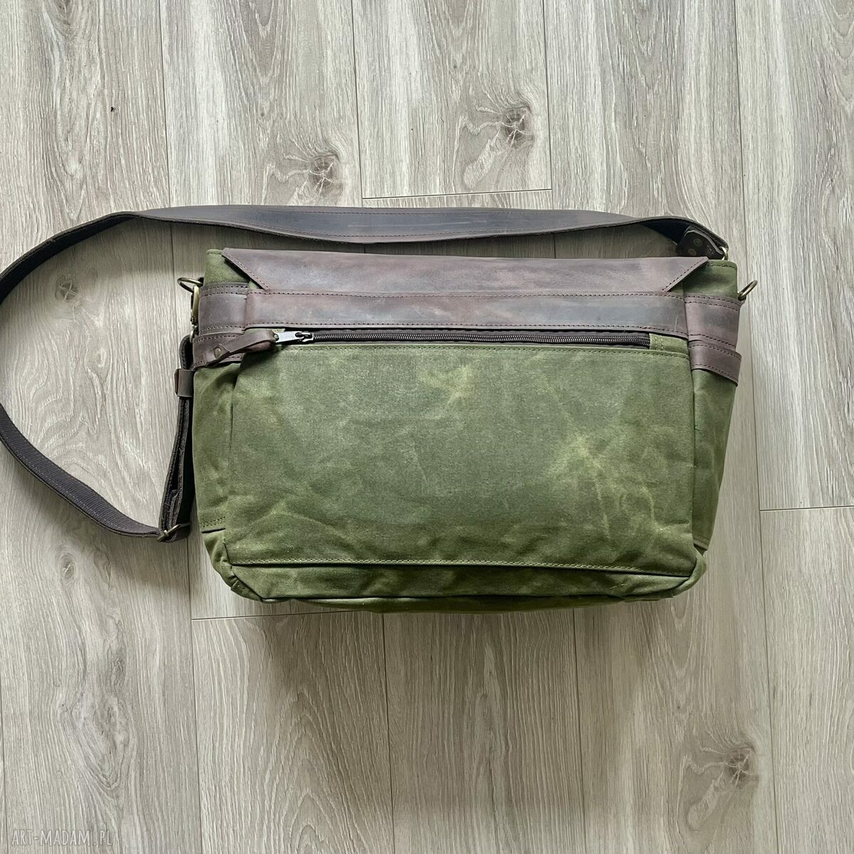 teczki: Duża teczka ze skóry i bawełny woskowanej zielono brązowa. Ręcznie zrobione