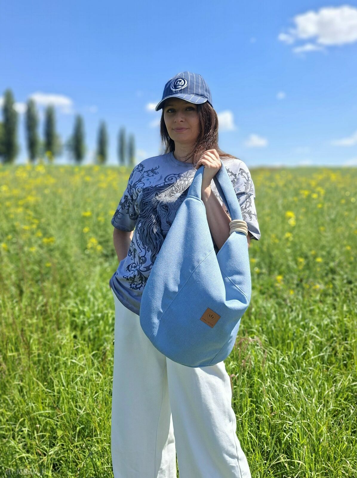 Duża torba hobo na ramię z plecionki w błękitnym kolorze