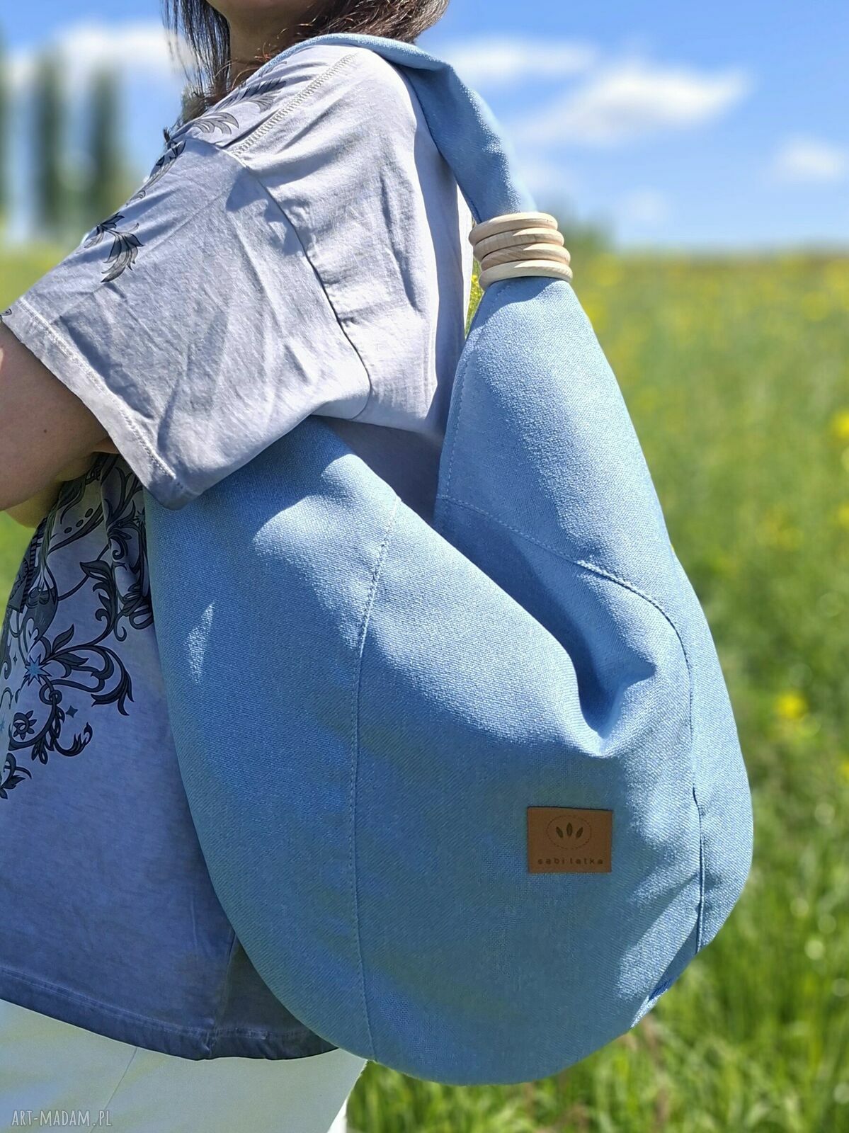 Duża torba hobo na ramię z plecionki w błękitnym kolorze