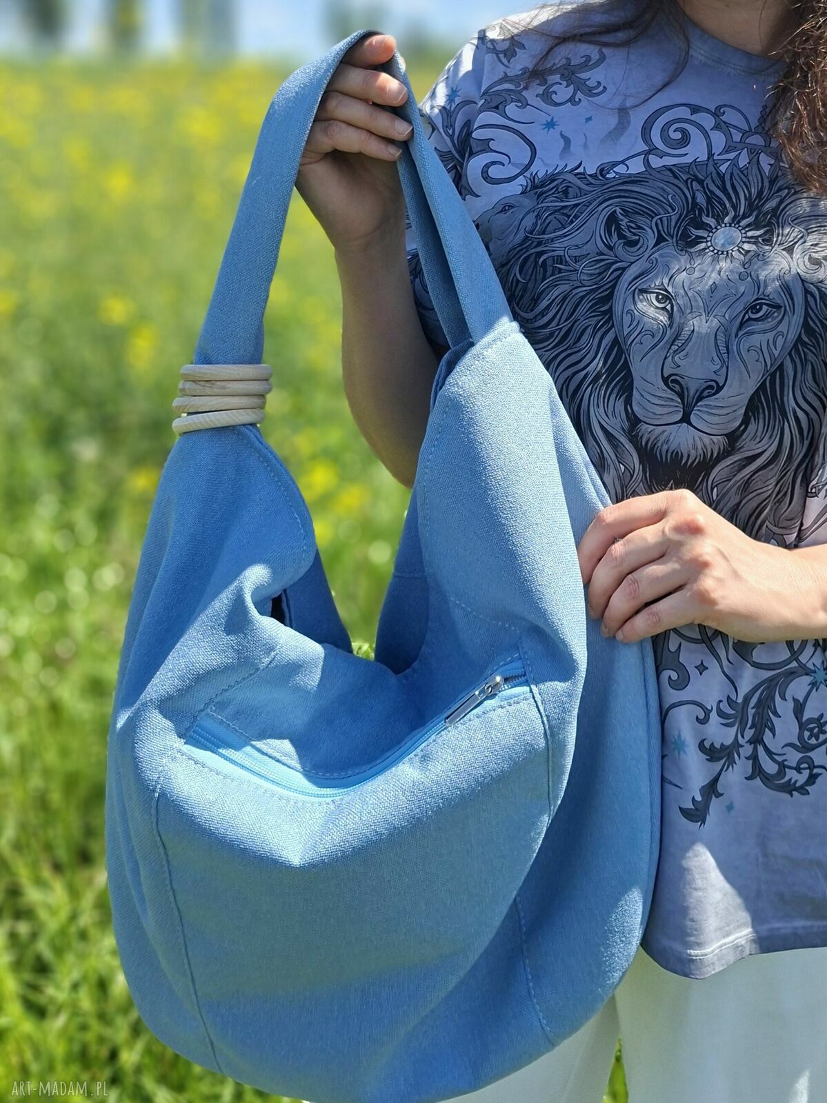 Duża torba hobo na ramię z plecionki w błękitnym kolorze