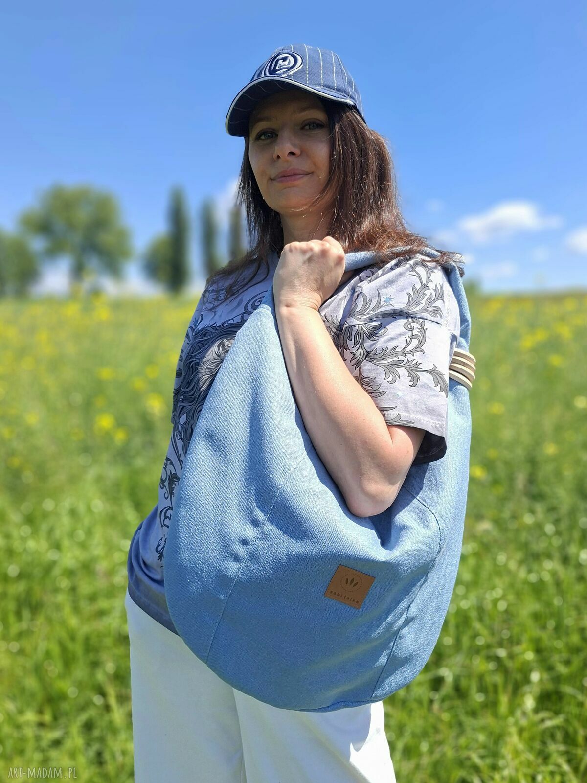 Duża torba hobo na ramię z plecionki w błękitnym kolorze